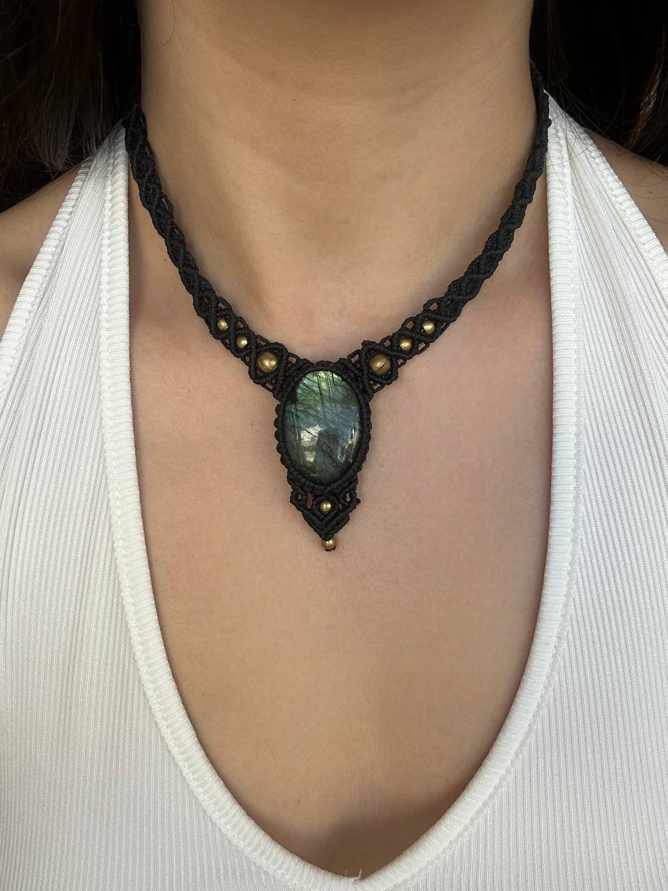 שרשרת מקרמה שחורה עם אבן לברדורייט