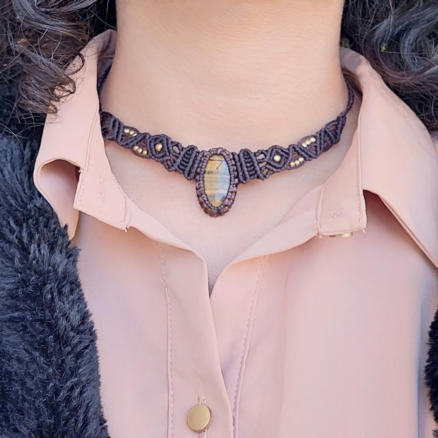 שרשרת מקרמה בצבע חום כהה בעבודת יד עם אבן טייגר איי