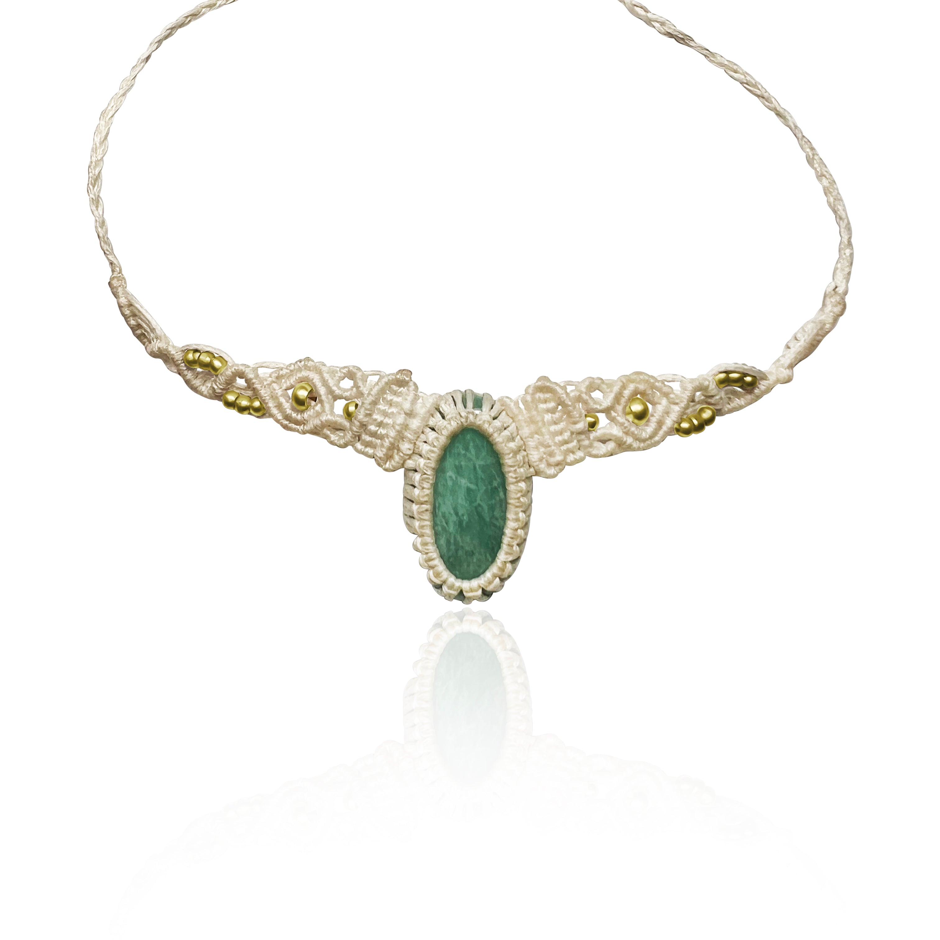 שרשרת מקרמה בעבודת יד בצבע שמנת עם אבן אמזונייט