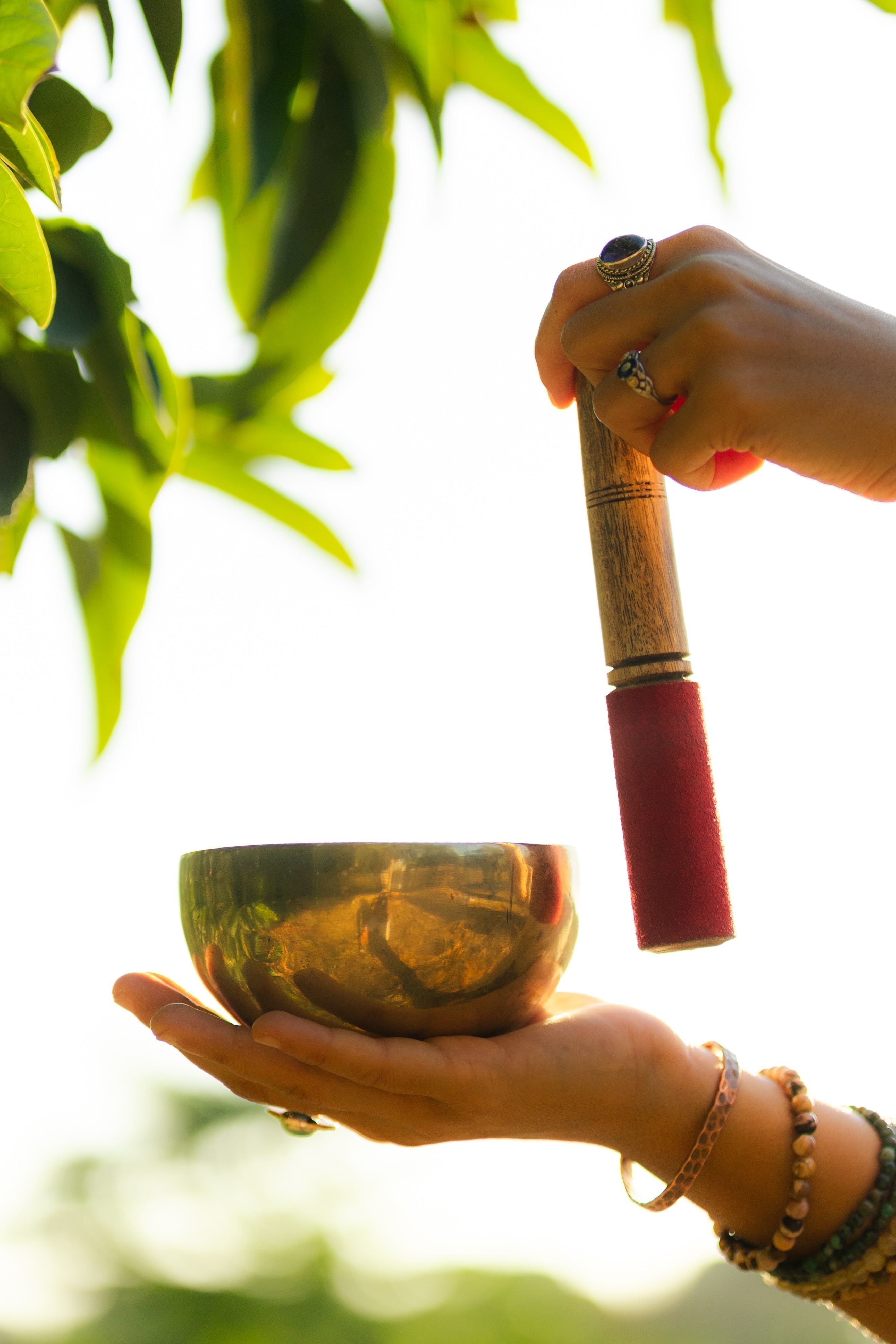 איך קערות טיבטיות עובדות ומה ההשפעה שלהן על הגוף והנפש