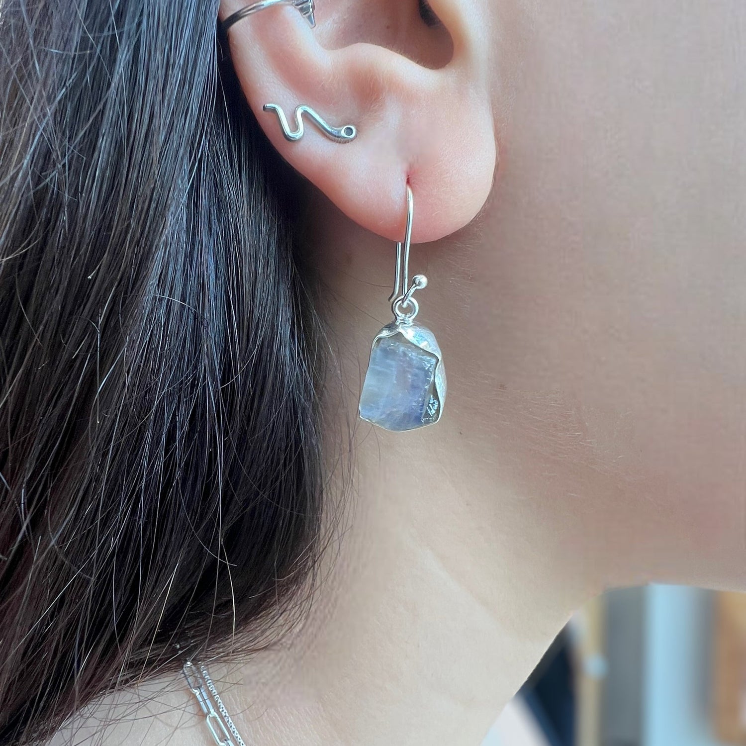 עגילי רוקי מון סטון