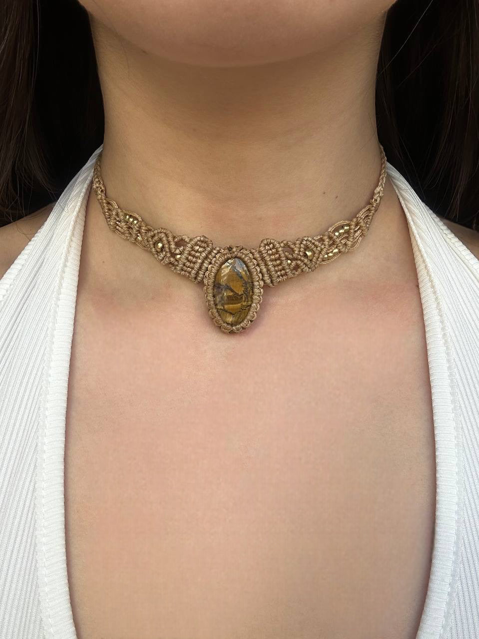 שרשרת מקרמה חומה בהירה טייגר איי