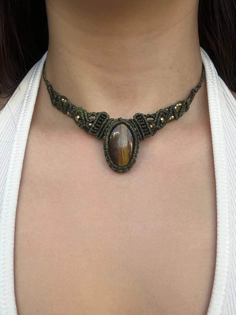 שרשרת מקרמה ירוק זית טייגר איי