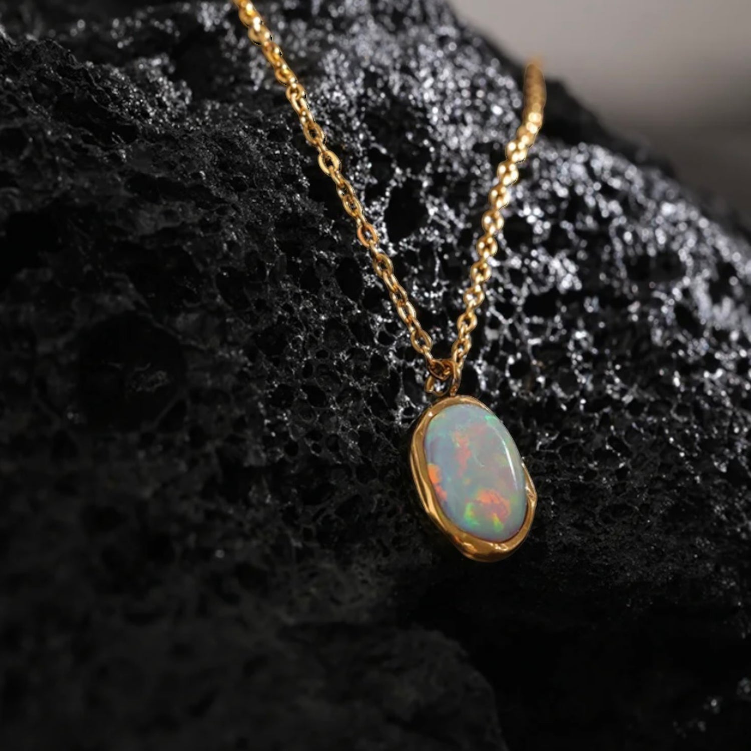 שרשרת אופל לבן