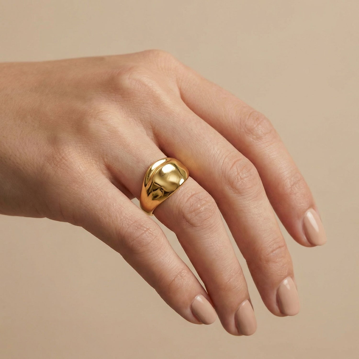 טבעת רחבה מפוסלת