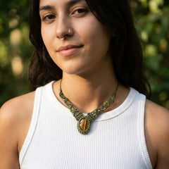 שרשרת מקרמה ירוק זית טייגר איי