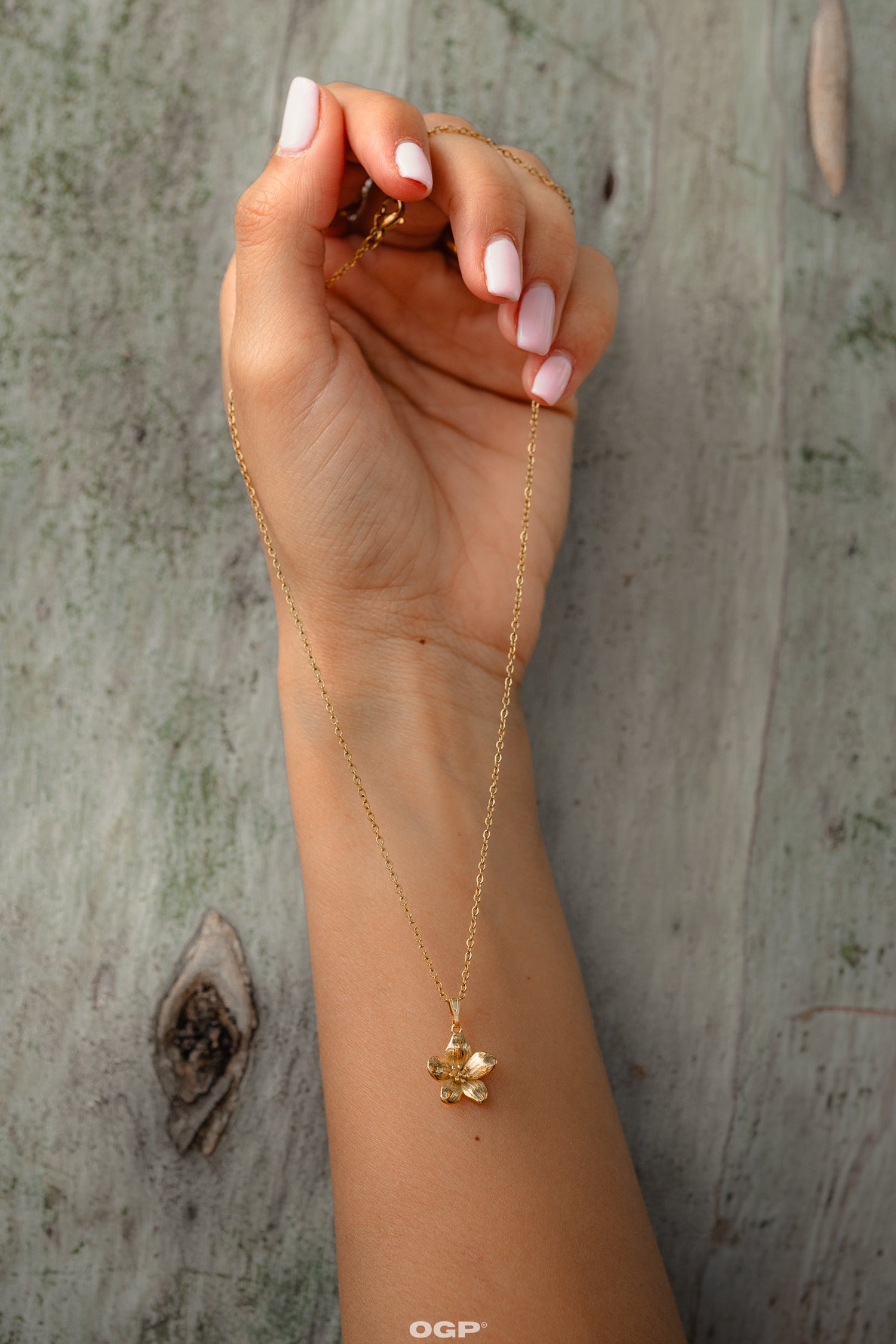 שרשרת פרח מינימליסטי