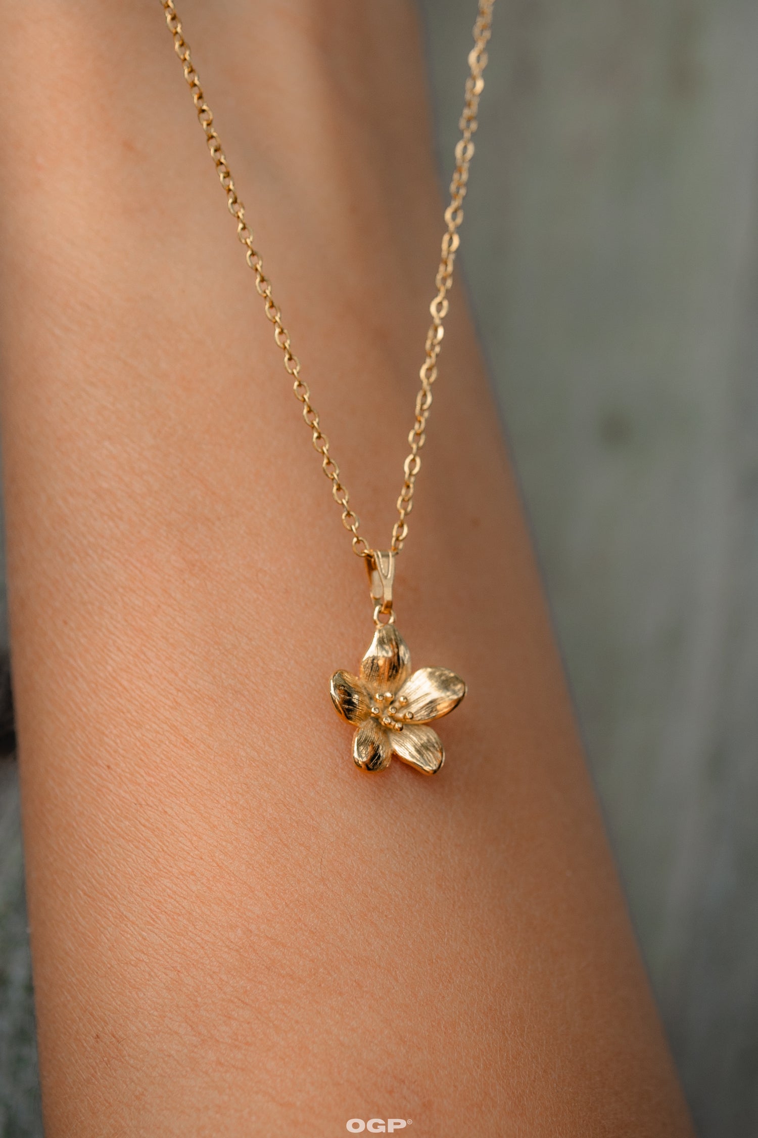 שרשרת פרח מינימליסטי