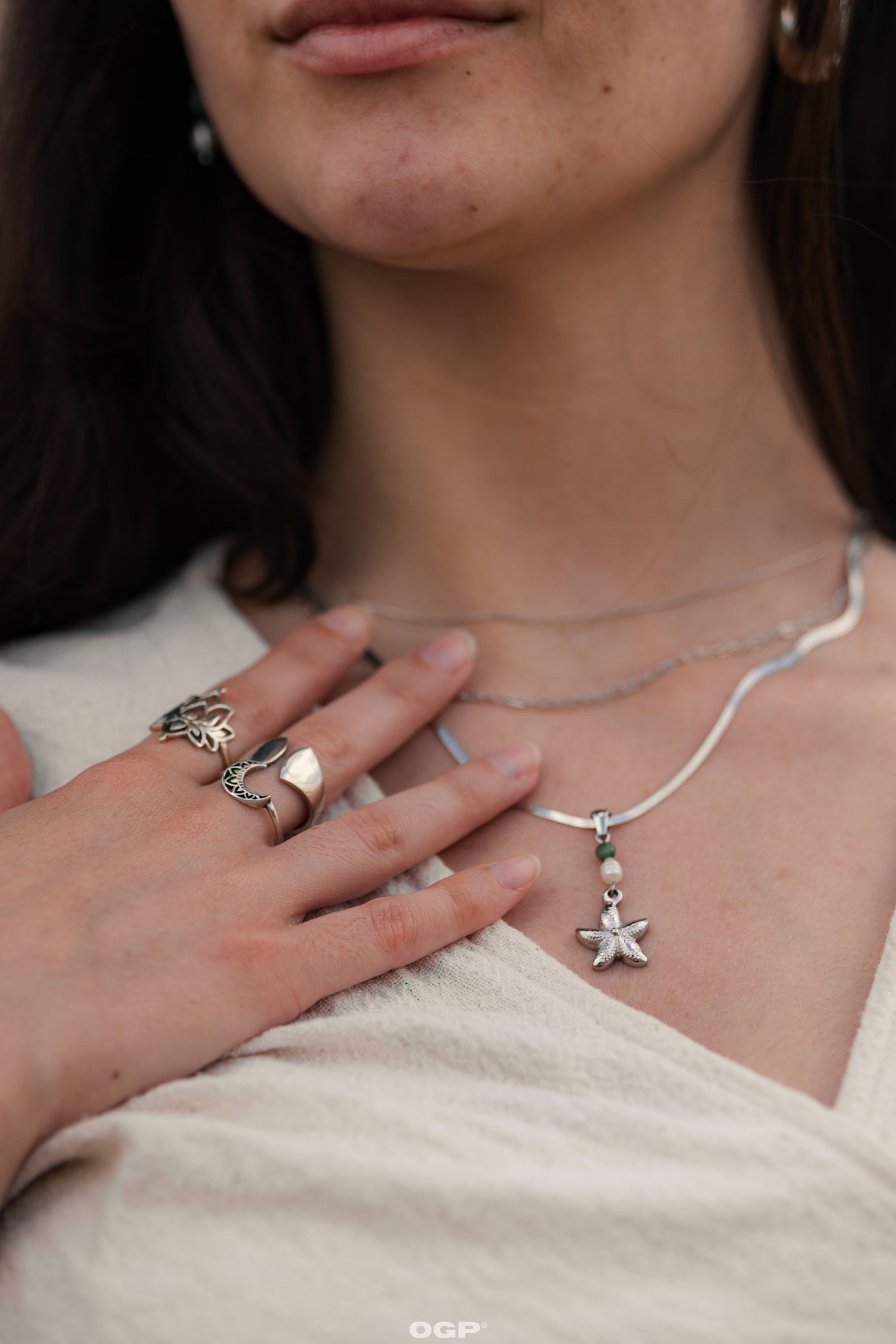 שרשרת משולשת עם תליון כוכב ים – שכבות של סטייל בקו נקי וחופשי