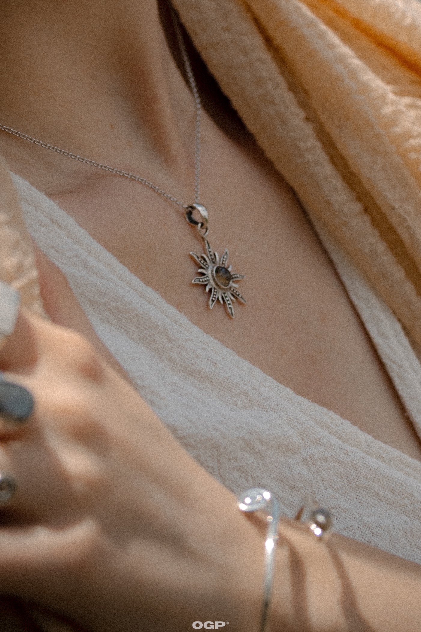 שרשרת שמש עם אבן לברדורייט