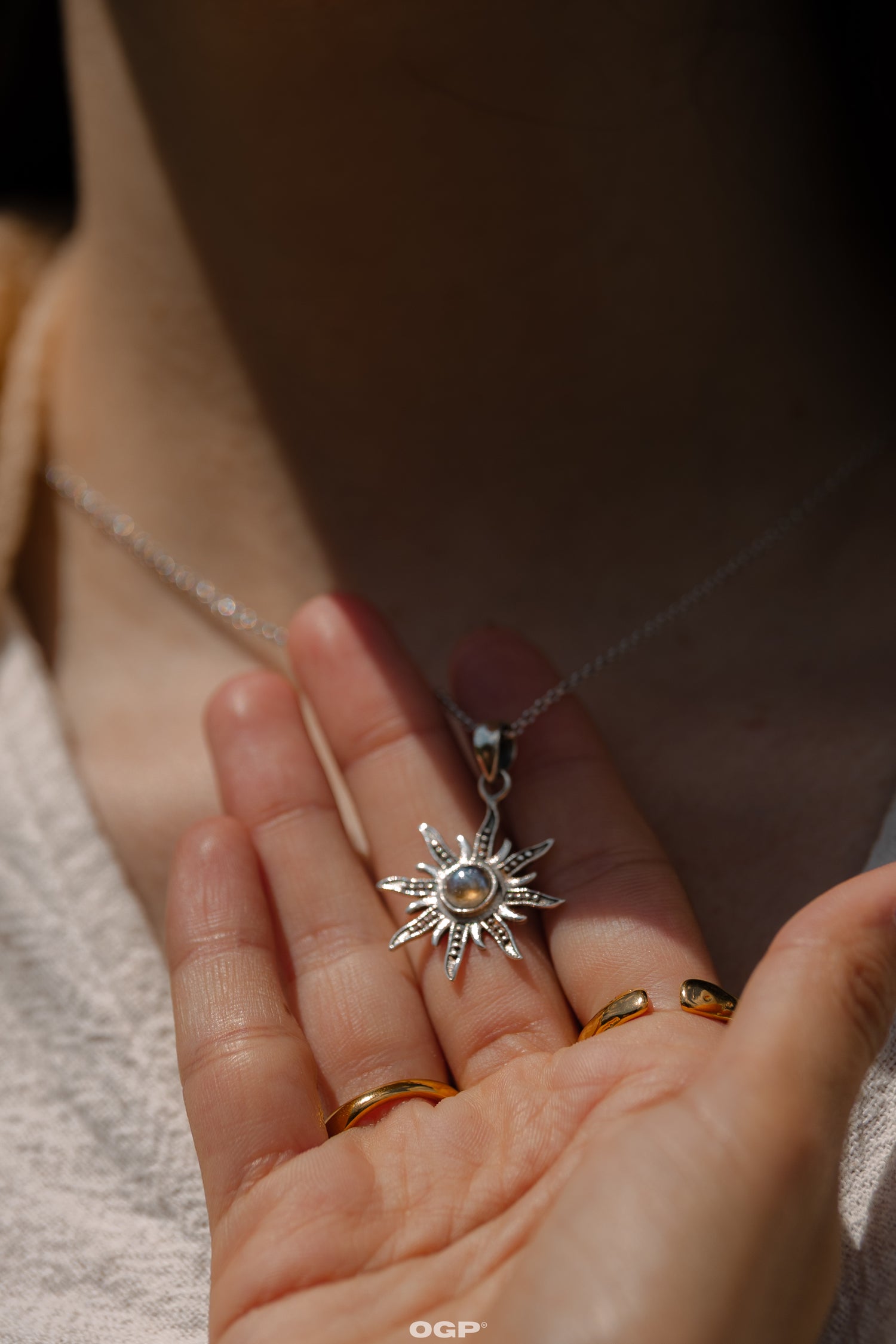 שרשרת שמש עם אבן לברדורייט