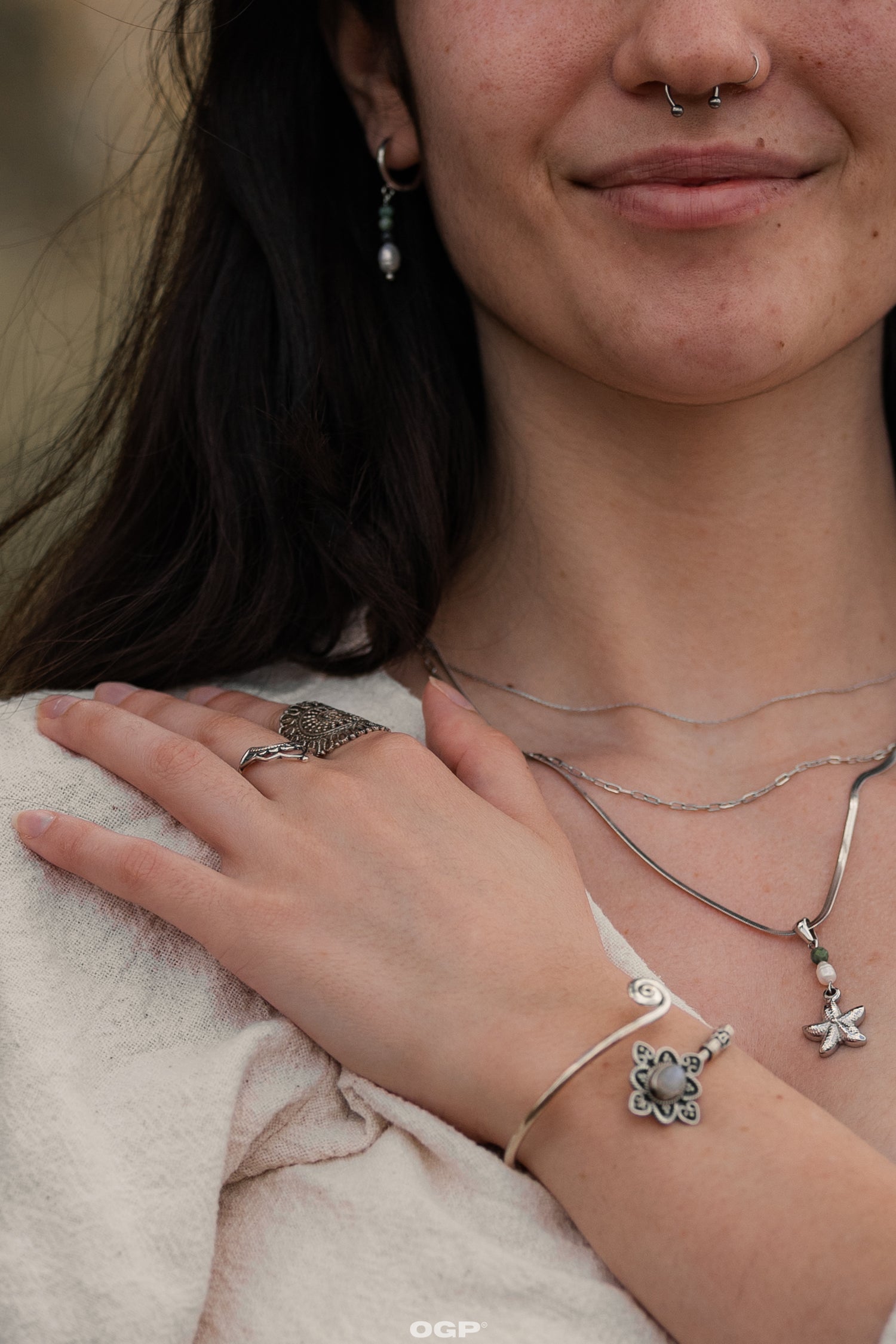 שרשרת משולשת עם תליון כוכב ים – שכבות של סטייל בקו נקי וחופשי