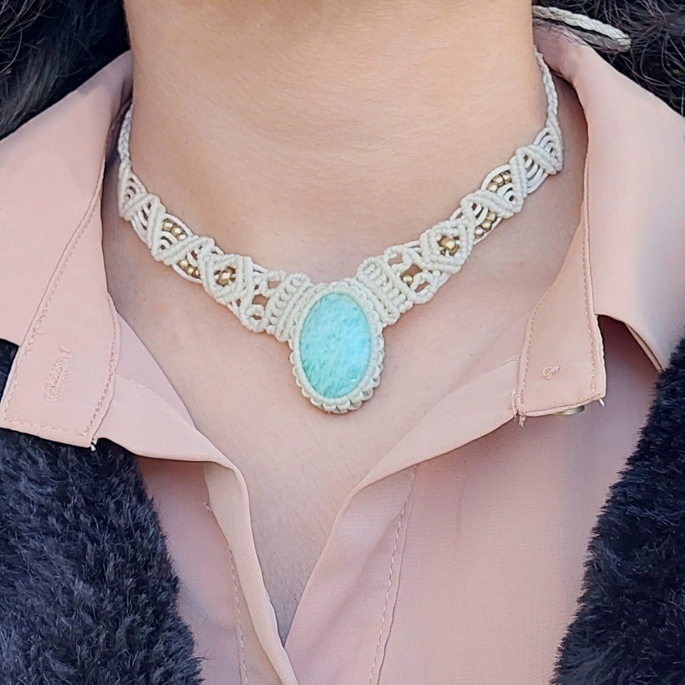 שרשרת מקרמה בעבודת יד בצבע שמנת עם אבן אמזונייט