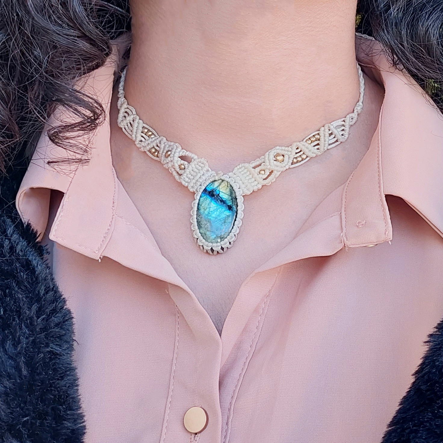 שרשרת מקרמה בעבודת יד בצבע שמנת עם אבן לברדורייט