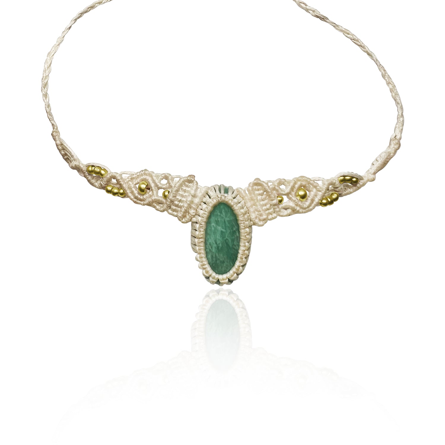 שרשרת מקרמה בעבודת יד בצבע שמנת עם אבן אמזונייט