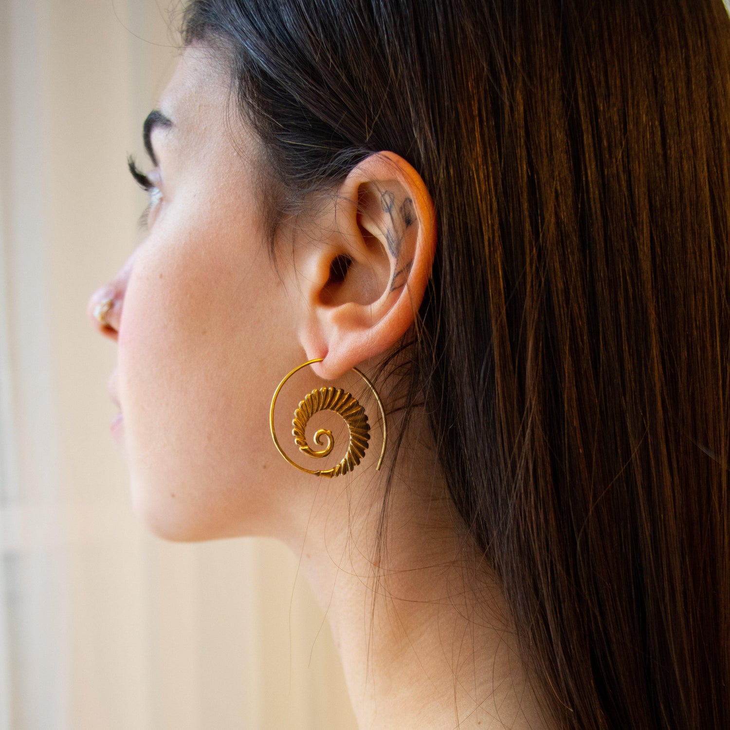 עגילי ספירלה טאו